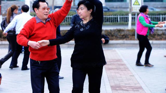 安安漫谈情感|女人都已经65岁了，为什么还会背叛婚姻？这个女人说出了大实话
