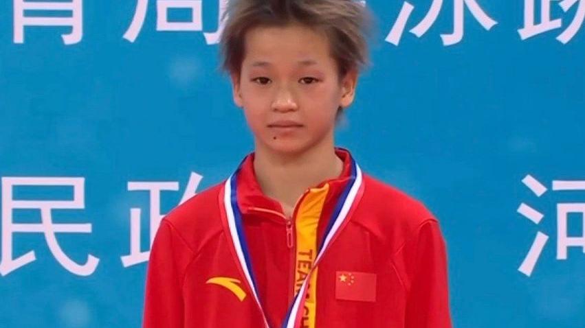 全红婵 炸毛又来了！全红婵新造型曝光，头发竖起来像没睡醒，这形象经典