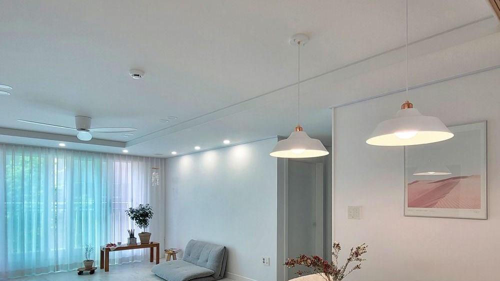 “穷装”不买沙发不买床，80㎡全屋空荡荡，邻居见了：好像出租房