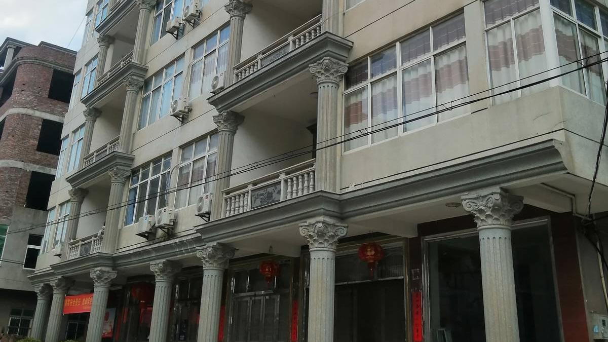 农村怪象：为何现在的自建房外墙不再贴瓷砖，而是选择喷真石漆？