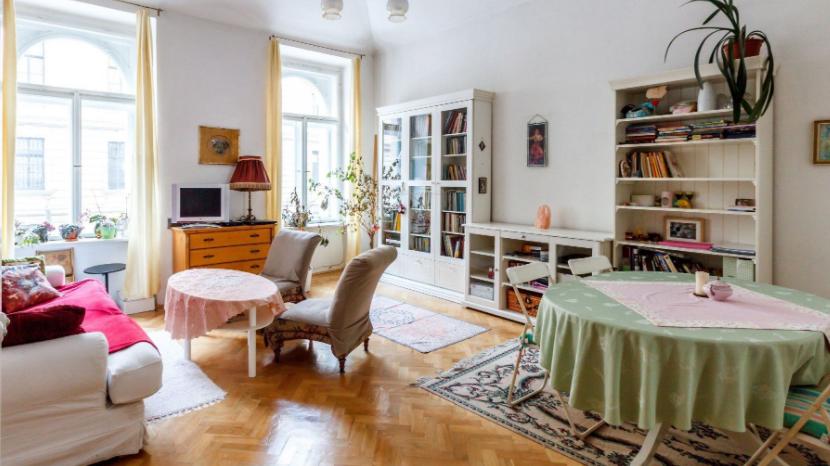 一家四口“蜗居”50平小房！女主人把家里收拾得干净整洁，好治愈