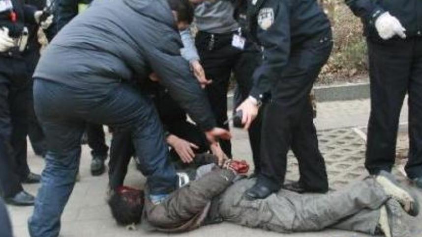 警察 2011年泰安枪击案纪实：两名歹徒大街上和警方交火，4名警察牺牲