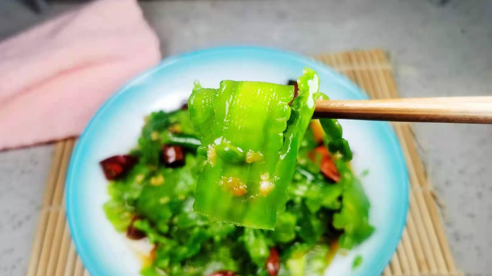 茄子|大暑过后，少吃黄瓜丝瓜多吃它，一削一泡，加料拌一拌，清脆爽口