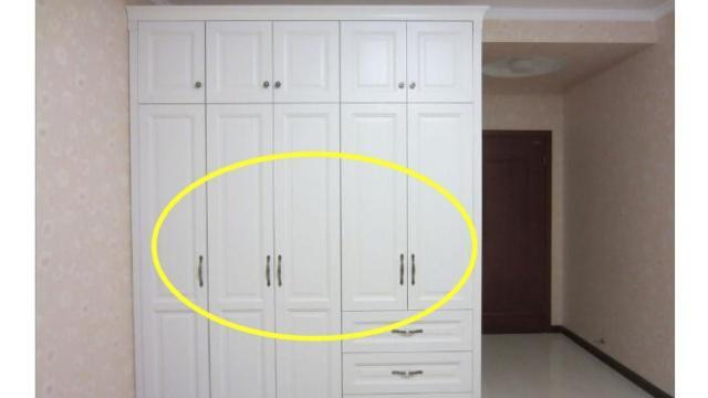 衣柜装这种门，关不紧还不耐用，很多人忽视细节，入住才后悔