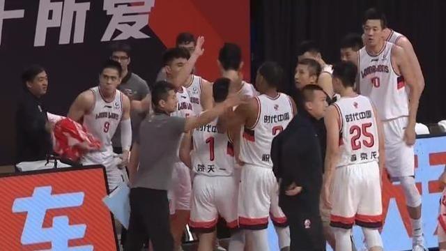 肖翻天和同学们 广州队2连胜！郭士强全场亢奋，拉碰裁判吃T，拥抱爱徒陈盈骏