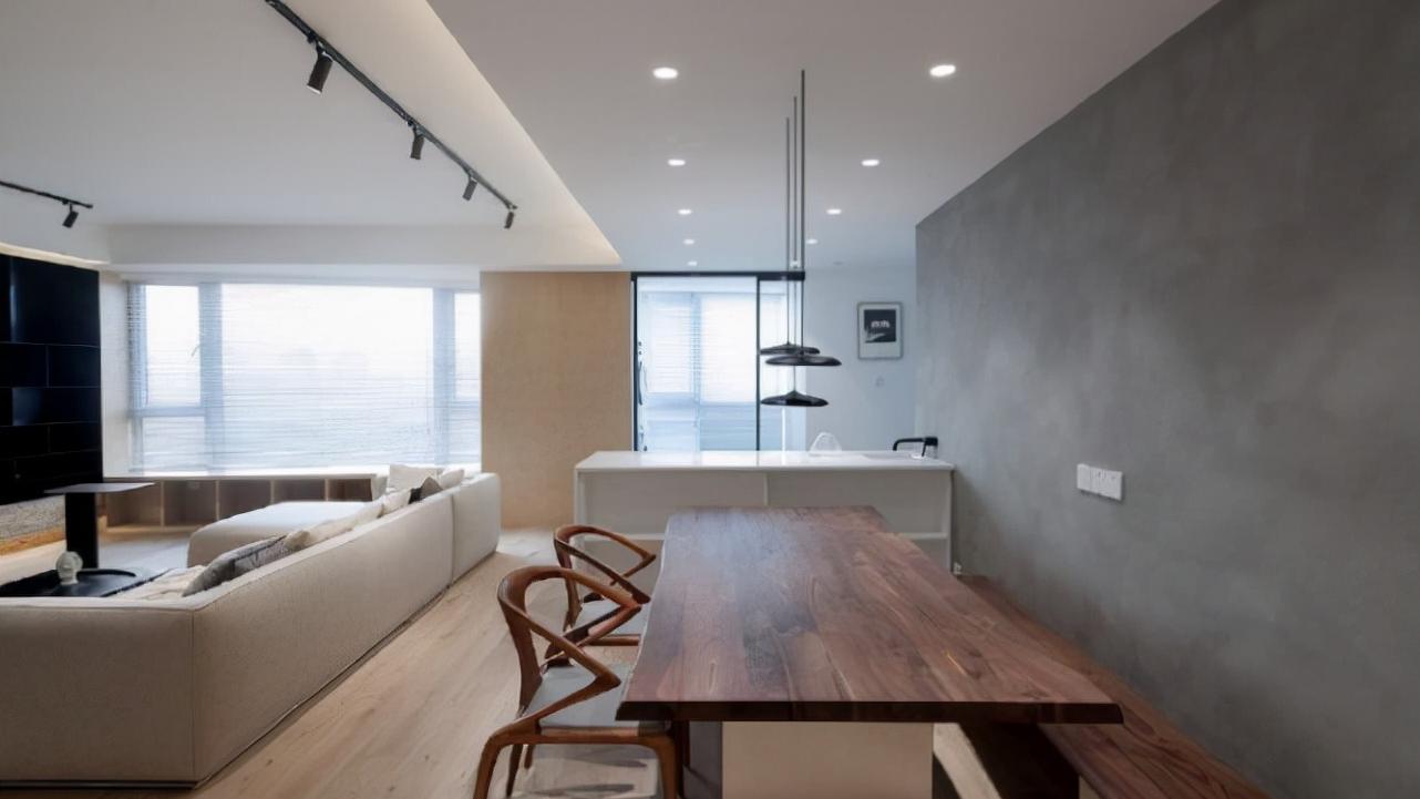 117平原木风三居室，颇具工业风的冷酷的墙面加上软装挺合适