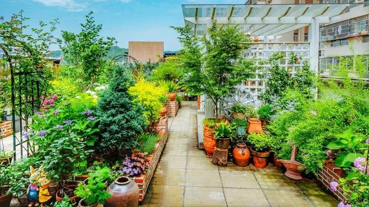 四楼80㎡荒废露台，DIY打造空中小花园，成了朋友们聚会的打卡地