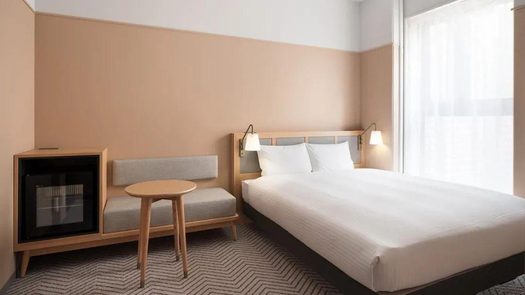 卧室床要不要居中摆放？过来人告知：这样布局更实用！