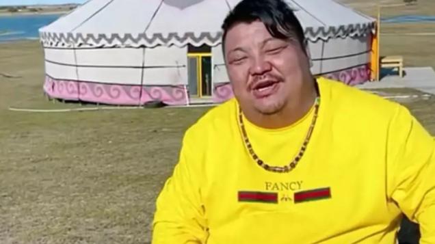 |恩克去朋友家做客，坐着直喘气，连肉肠都切不动了？