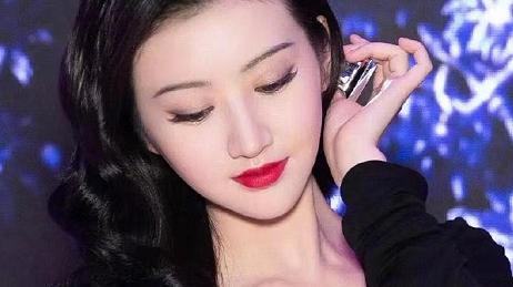 景甜|景甜真是绝色尤物！穿深V礼服大秀“事业线”，丰满身材不输柳岩