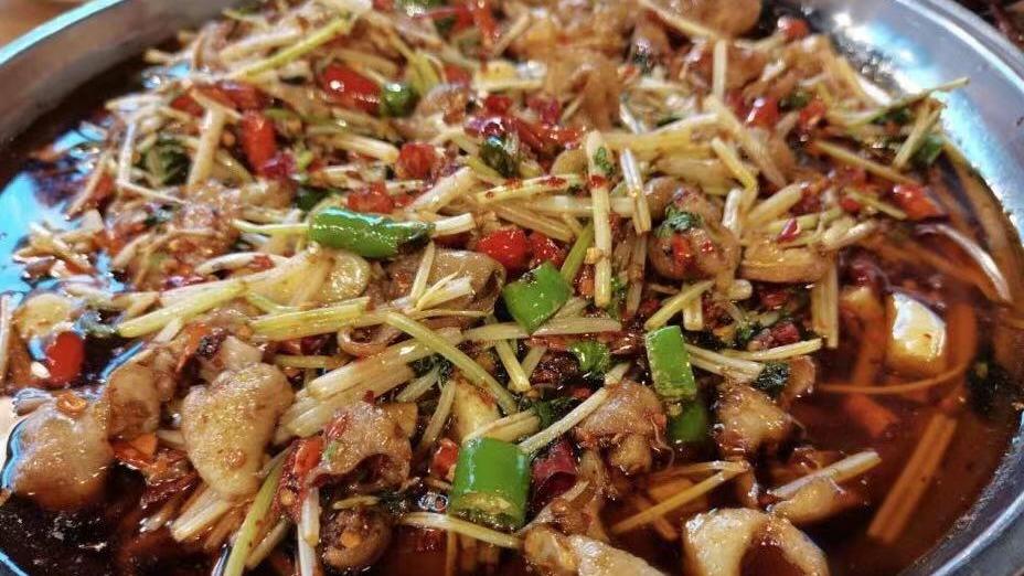 自贡|自贡火了近30年的小炒奇店，被称为夜宵界的“爱玛仕”，辣到飞起