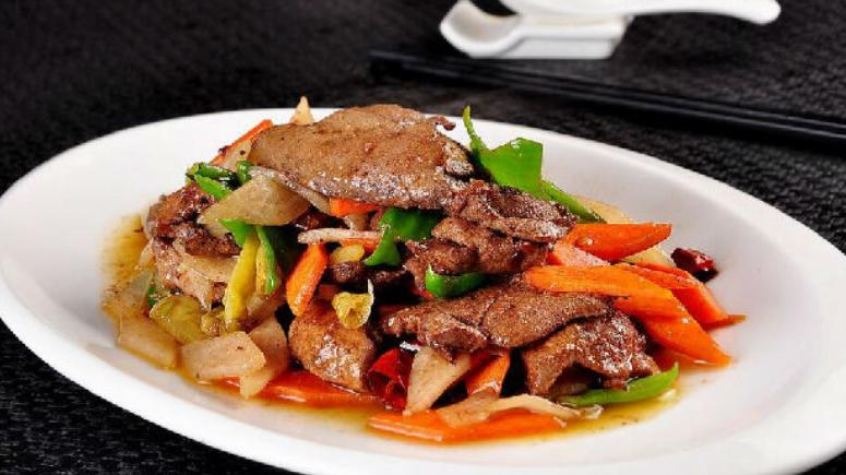 玉米面|炒猪肝，先腌制还是先焯水？教你正确做法，猪肝嫩滑鲜香，没腥味