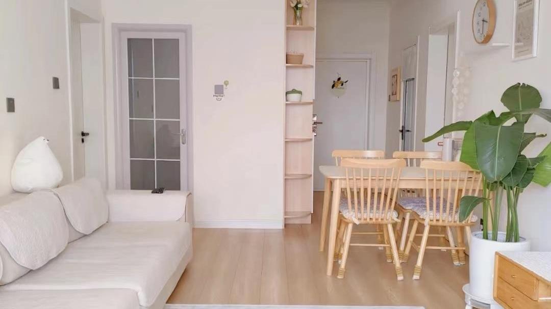 她的新家坚持“化繁为简”，全屋干净整齐且舒适