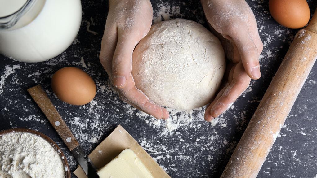 二十八，把面发，打糕蒸馍贴花花
