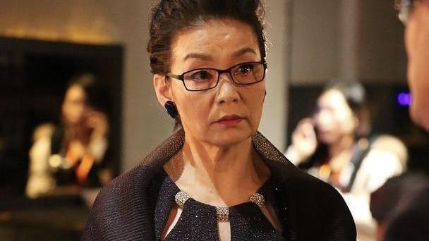 西装|潘虹穿波点西服同框何赛飞，明明只相差8岁，却看上去像两代人
