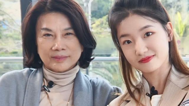 黄瓜 22岁女孩成董明珠秘书后，剪董总同款发型，网友：越来越像了