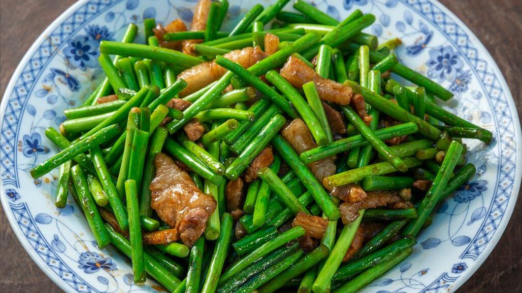 蒜苔|炒蒜苔，直接下锅是不行的，要想蒜苔翠绿又脆嫩，还得多做1步