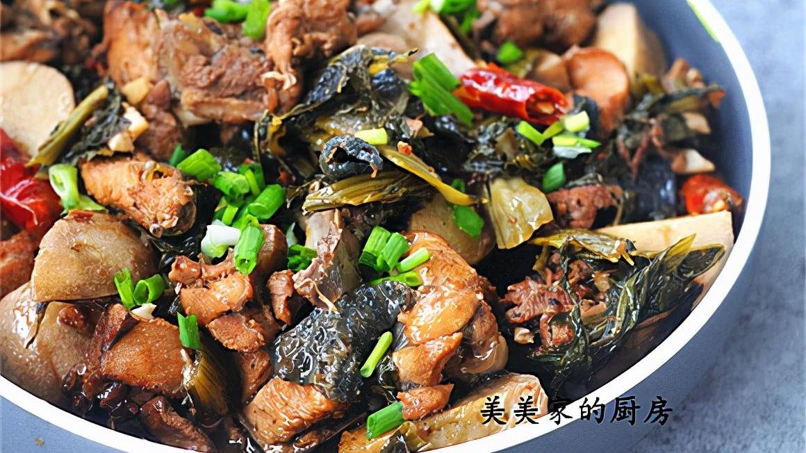 酸菜|秋天干燥，这道“土匪菜”常上桌，3种食材1锅烧，好吃又养胃！