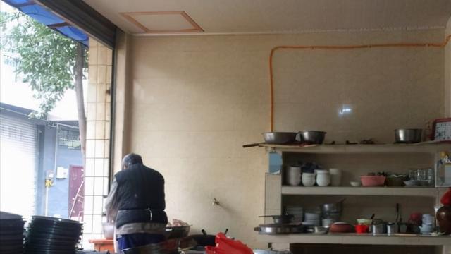 四川省|四川整个镇都在做的美食，5元1碗客人排队抢，本地人外地人都爱吃