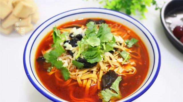 食材|冬天适合吃这菜，多种食材煮一锅，热气腾腾，鲜香开胃吃不够