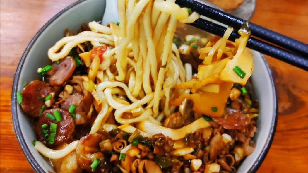 |浙江兰溪这家网红面馆，20元1碗不便宜，人巨多，都是被忽悠而来