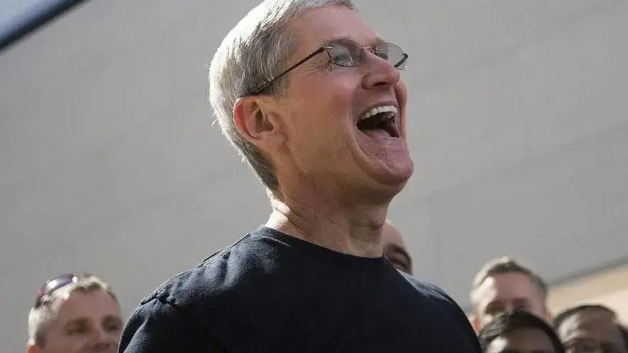 蒂姆·库克|库克一大早醒来，看到苹果发来的续约合同，忍不住笑出了声！