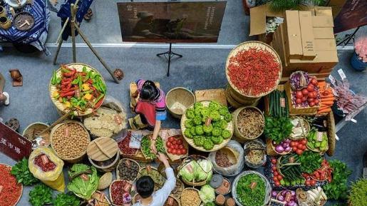 云南|东北人逛云南农村菜市场，一个菜都不认识，当地人：我们也认不全