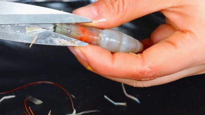 虾仁|去虾线，还要用牙签吗，大厨教你这一招，一秒一个，方法太棒了