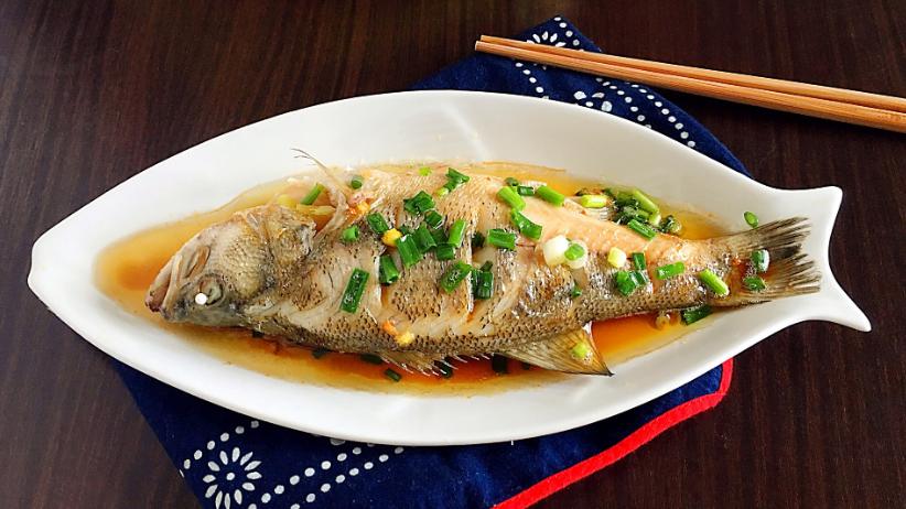 清蒸鲈鱼|做清蒸鲈鱼，牢牢记住不放“盐和料酒”，教您正确做法，又嫩又鲜