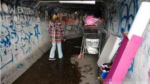 繁华都市的下水道里住着上千人，一天只用3美金，照样过精致生活
