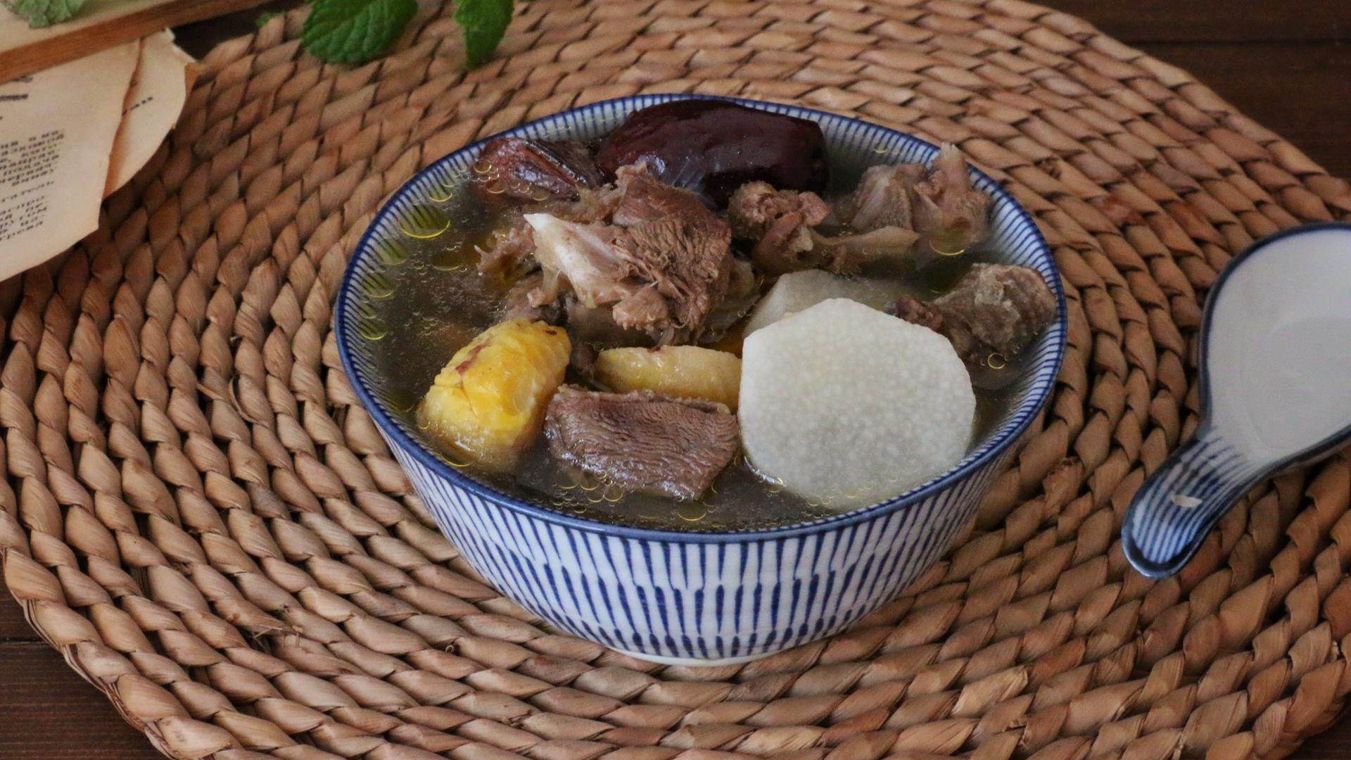 楚菜|滋补营养，鸽子山药慢炖汤，鲜美可口，一碗下去全身暖暖的