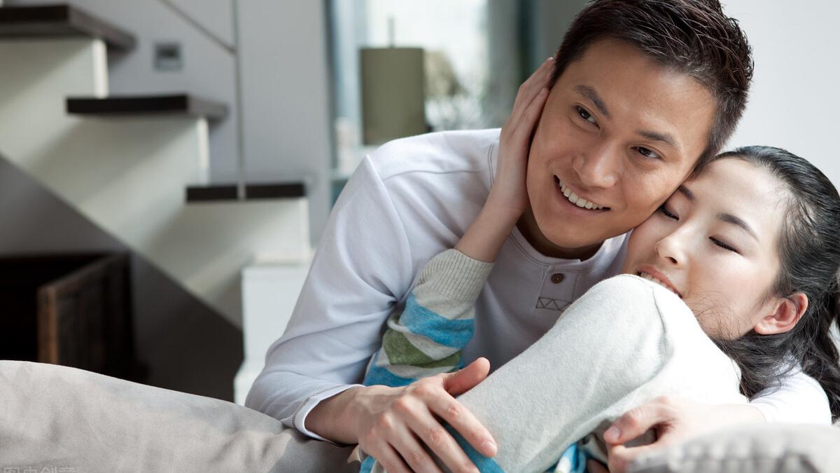 章晓娴|情侣拥抱时，女人有这三个举动，一定是爱你到心坎里了