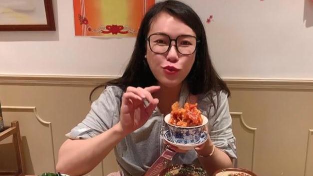 浪胃仙 浪胃仙女装只为孩子？口红、美甲样样不缺，网友：博眼球无下限