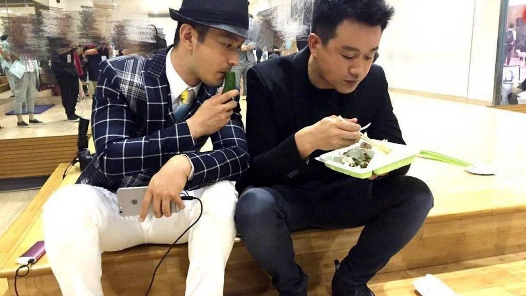 黄晓明 男明星自制力有多强？黄晓明吸氧也不忘吃烧烤，身材暴瘦惹人心疼