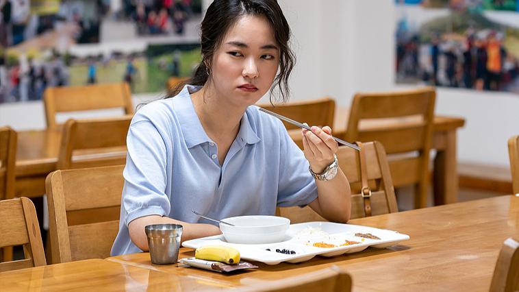花影人间情感|人到中年的无奈：婚姻里最悲哀的，莫过于把夫妻过成了室友