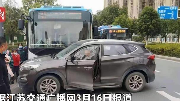 贯丹萱 南京一公交车遇小车强行加塞，将其撞出数十米远，交警：处理得当