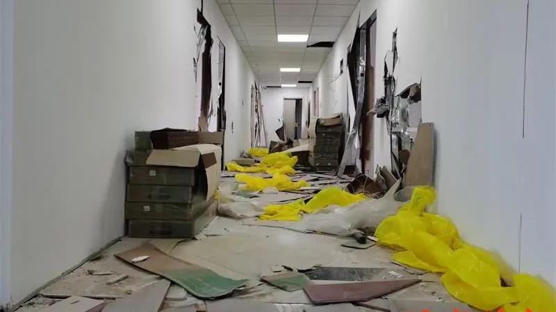 正在装修的办公楼层，为何突遭陌生人打砸？