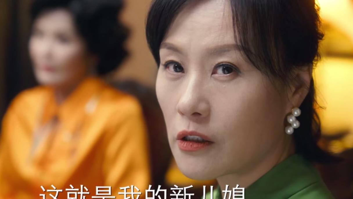 公子逸|《婆婆的镯子》：一袭华丽的旗袍，撕开婆婆的“隐痛”和“无知”