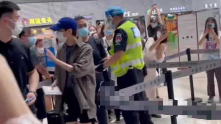 青椒|33岁罗云熙现身机场，身材消瘦一双筷子腿吸睛，网友直呼瘦的可怕