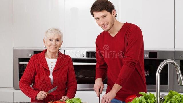 久久说情感|56岁大妈和30岁小鲜肉再婚2个月就分手了，大妈：他就是个海王