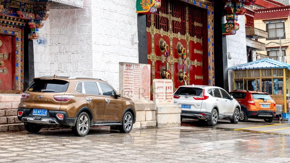 瑞视觉 拉萨三大寺之一：藏传佛教最大，门前可随意停放小汽车，方便游客