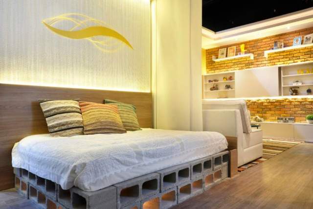 多余空心砖这样用简直太机智，玄关省下换鞋凳，院子多个休闲区