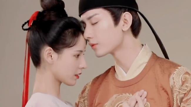 成毅|捏耳朵、戳鼻子、托下巴，成毅和张予曦搭档甜炸了，这狗粮我干了