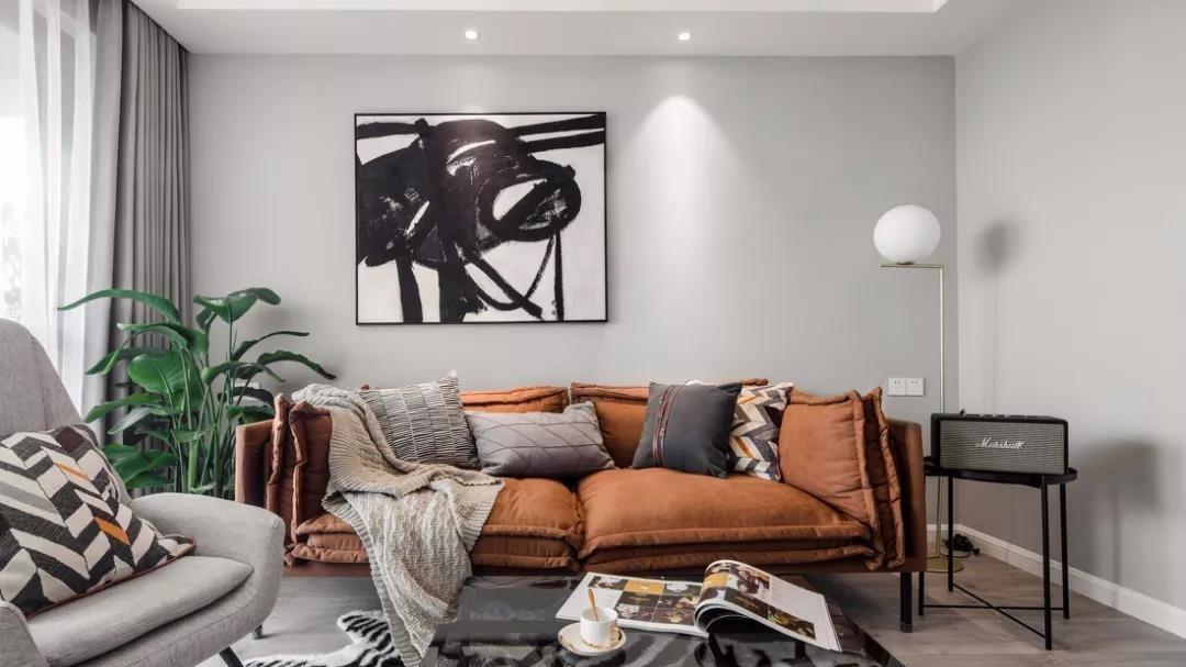 80㎡两房混搭设计！焦糖色沙发搭配灰色背景，舒适又自在！