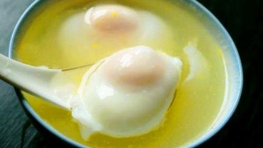鸡蛋|煮荷包蛋时，水开就下锅是错的！多加这2步，鸡蛋鲜嫩圆润不出沫