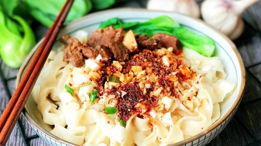 油泼面|像“裤腰带”一样的油泼面，加一点这个，劲道又爽口！