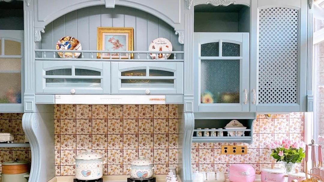 看到邻居家的厨房，才发现自己的厨房太“简陋”，回去赶紧改厨房