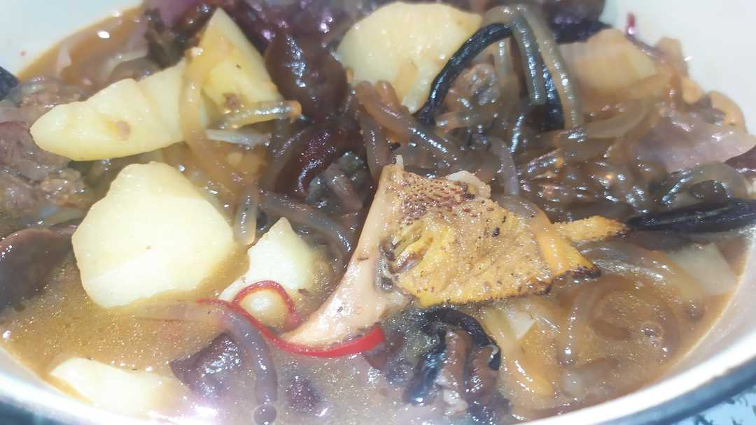 小鸡炖蘑菇|吃一碗小鸡炖蘑菇，驱散寒冷，非常舒坦。