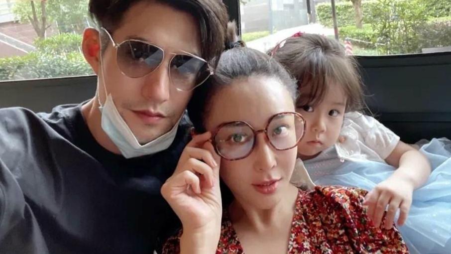 裙装 严屹宽一家三口罕见同框，杜若溪穿小裙子秀长腿，扎高马尾好显嫩