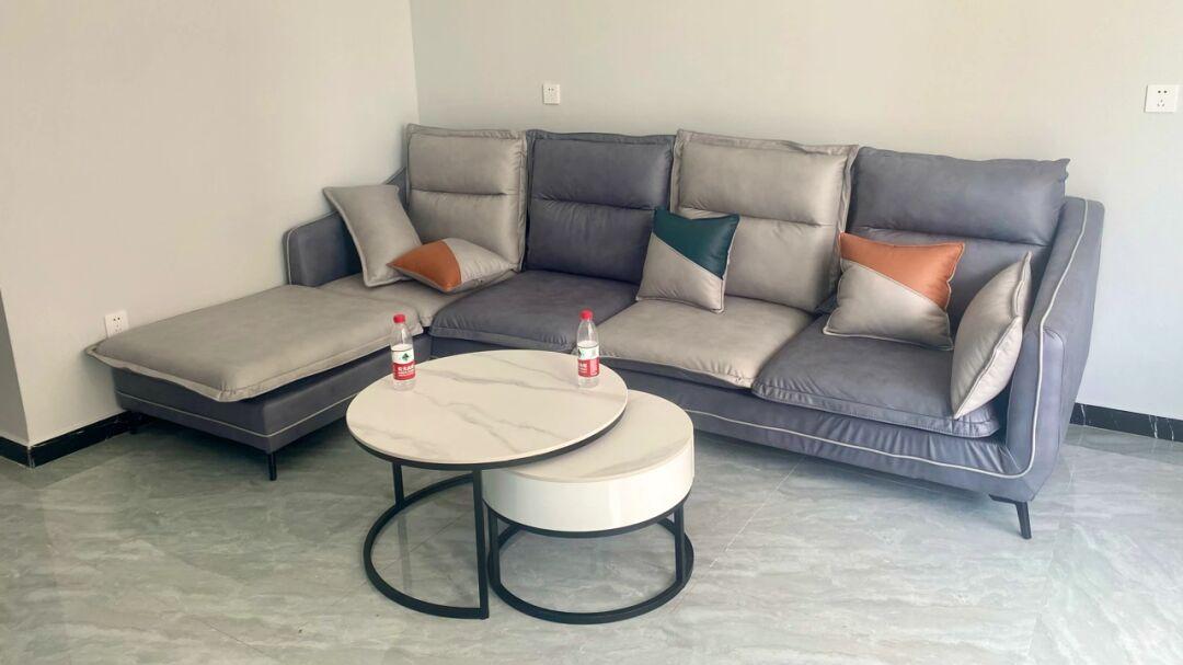 新房终于布置家具，效果很满意，尤其是全屋定制的柜子，美观实用